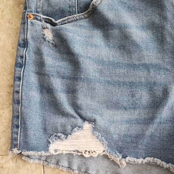 R17  Wild Fable distressed cut-off jean shorts with lace - Picture 3 of 8